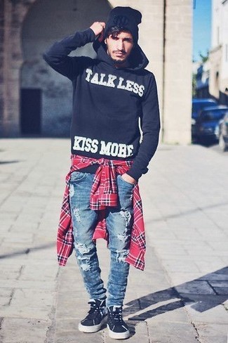 Как носить темно-синие джинсы с черными высокими кедами мужчине