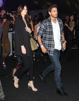 Как носить темно-синие джинсы с черными высокими кедами мужчине