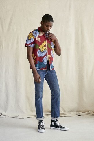 Как носить темно-синие джинсы с черными высокими кедами мужчине