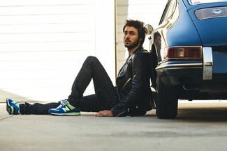 Как носить темно-синие джинсы с черным кожаным бомбером мужчине