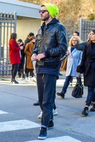 Как носить темно-синие джинсы с черным кожаным бомбером мужчине