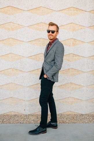 Как носить темно-синие джинсы с черными кожаными брогами