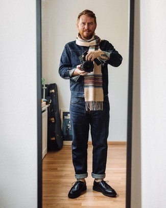 Как носить темно-синие джинсы с черными кожаными ботинками дезертами