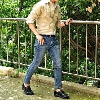 Как носить темно-синие джинсы с черными кожаными ботинками дезертами