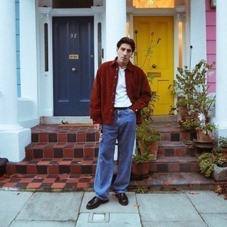 Как носить темно-синие джинсы с черными кожаными ботинками дезертами