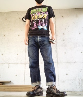 Как носить темно-синие джинсы с черными кожаными ботинками дезертами