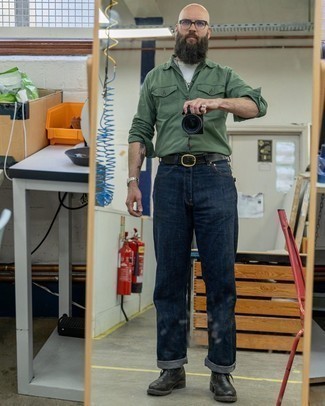 Как носить темно-синие джинсы с черными кожаными ботинками дезертами