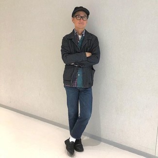 Как носить темно-синие джинсы с черными кожаными лоферами мужчине