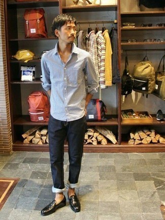 Как носить темно-синие джинсы с черными кожаными лоферами мужчине