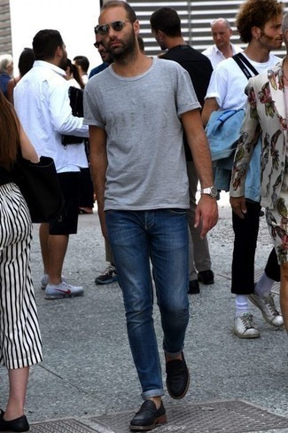 Как носить темно-синие джинсы с черными кожаными лоферами мужчине