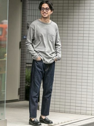 Как носить темно-синие джинсы с черными кожаными лоферами мужчине