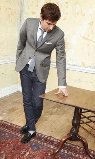 Как носить темно-синие джинсы с черными кожаными лоферами мужчине