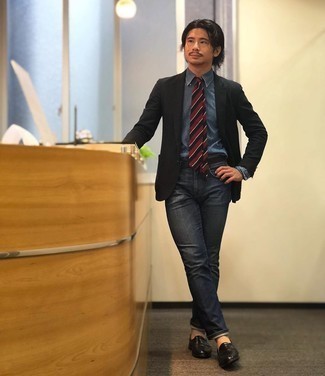 Как носить темно-синие джинсы с черными кожаными лоферами мужчине