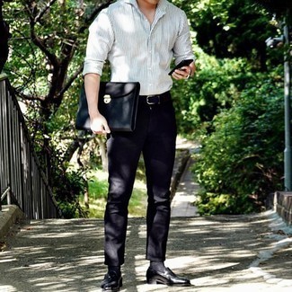 Как носить темно-синие джинсы с черными кожаными лоферами мужчине