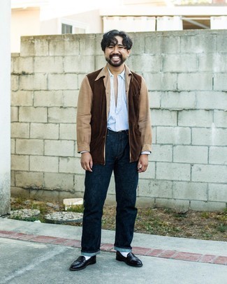 Как носить темно-синие джинсы с черными кожаными лоферами мужчине