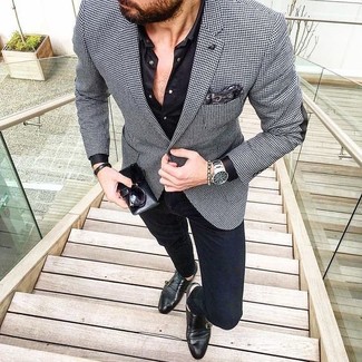 Как носить темно-синие джинсы с черными кожаными монками