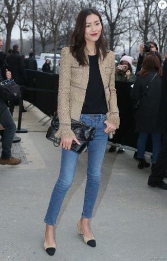 Как носить темно-синие джинсы с черными кожаными туфлями