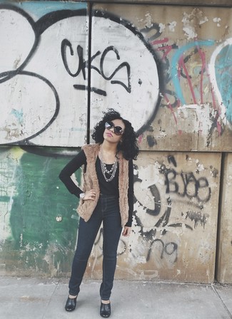 Как носить темно-синие джинсы с черными кожаными туфлями