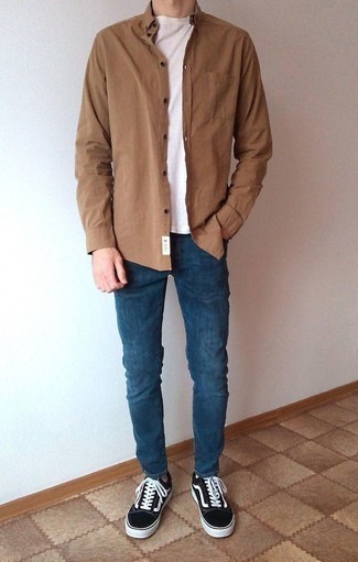 Как носить темно-синие джинсы с черными низкими кедами мужчине