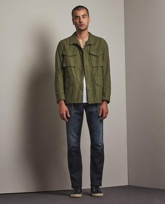 Как носить темно-синие джинсы с черными низкими кедами мужчине