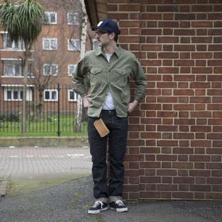 Как носить темно-синие джинсы с черными низкими кедами мужчине