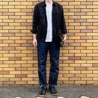 Как носить темно-синие джинсы с черными низкими кедами мужчине