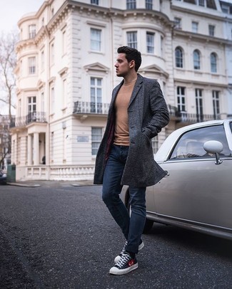 Как носить темно-синие джинсы с черными низкими кедами мужчине