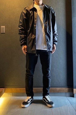 Как носить темно-синие джинсы с черными низкими кедами мужчине