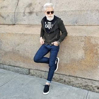 Как носить темно-синие джинсы с черными низкими кедами мужчине