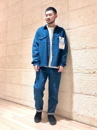 Как носить темно-синие джинсы с черными низкими кедами мужчине