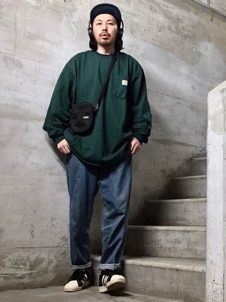 Как носить темно-синие джинсы с черными низкими кедами мужчине