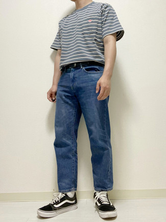 Как носить темно-синие джинсы с черными низкими кедами мужчине