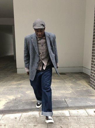 Как носить темно-синие джинсы с черными низкими кедами мужчине