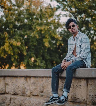 Как носить темно-синие джинсы с черными низкими кедами мужчине