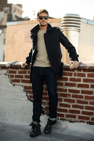 Как носить темно-синие джинсы с черным полупальто