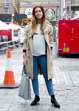 Как носить темно-синие джинсы с черными замшевыми ботильонами