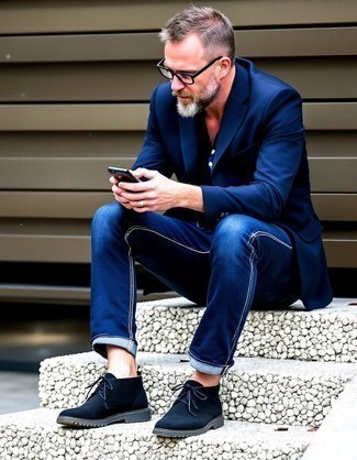 Как носить темно-синие джинсы с черными замшевыми ботинками дезертами