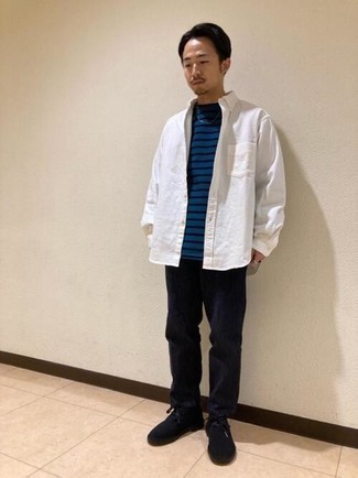 Как носить темно-синие джинсы с черными замшевыми ботинками дезертами