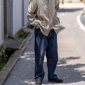 Как носить темно-синие джинсы с черными замшевыми ботинками дезертами