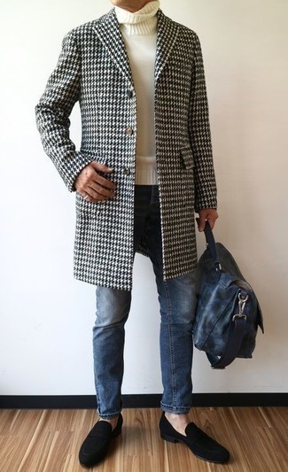 Как носить темно-синие джинсы с черными замшевыми лоферами мужчине