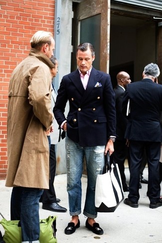 Как носить темно-синие джинсы с черными замшевыми лоферами мужчине