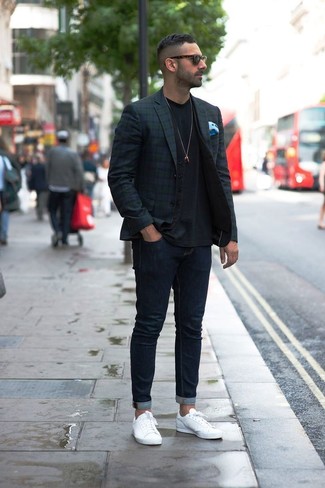 Как носить темно-синие джинсы с черным жилетом