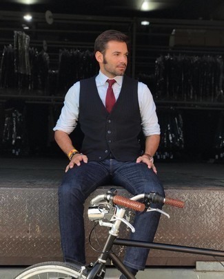 Как носить темно-синие джинсы с черным шерстяным жилетом