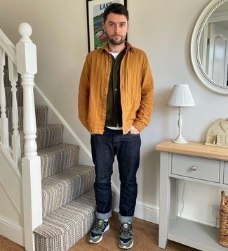 Как носить темно-синие джинсы с синими кроссовками мужчине