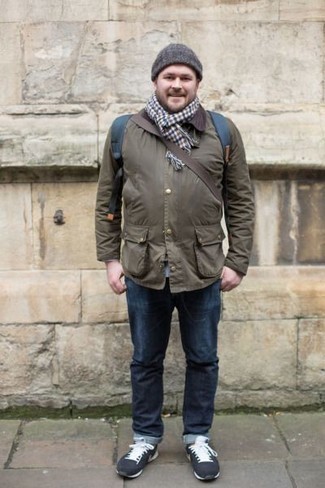 Как носить темно-синие джинсы с синими кроссовками мужчине