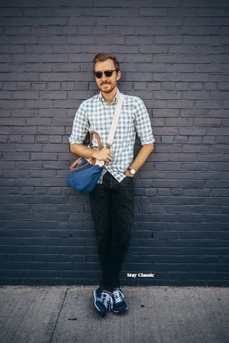 Как носить темно-синие джинсы с синими кроссовками мужчине