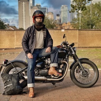 Какие бомберы носить с темно-синими джинсами мужчине