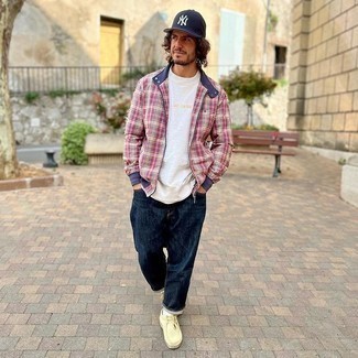 Какие бомберы носить с темно-синими джинсами мужчине