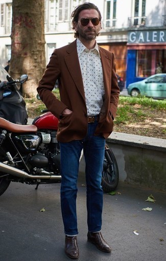 Как носить темно-синие джинсы с коричневым пиджаком мужчине