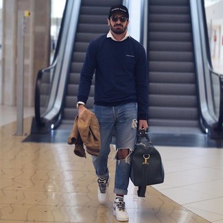 Как носить темно-синие джинсы с коричневым бомбером мужчине